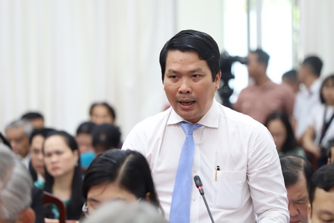 Thiếu tướng Nguyễn Văn Thuận: ‘Công an không bao giờ nhắn tin, gọi điện thoại mời dân làm việc’ - Ảnh 2. Ông Hà Vũ Sơn, giám đốc Sở Công Thương TP Cần Thơ, trả lời chất vấn - Ảnh: CHÍ QUỐC
