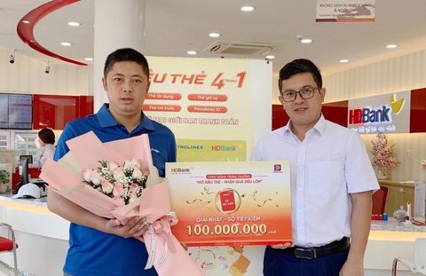 HDBank trao thưởng gần 1 tỉ đồng cho 17 khách hàng mở HDBank đã hoàn tất trao giải thưởng đến tận tay khách hàng trúng thưởng trong chương trình "Mở siêu thẻ - Nhận Quà siêu lớn" - Ảnh: HDB