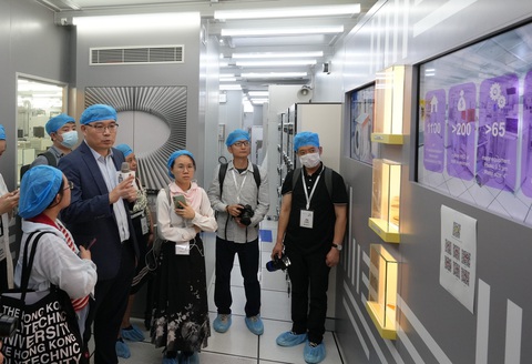Tia hi vọng cho người ám ảnh với căn bệnh Alzheimer - Ảnh 2. Các nhà báo thuộc hội thảo khoa học quốc tế Hong Kong Laureate Forum 2023 lắng nghe chia sẻ về các thành quả mới nhất của HKUST - Ảnh: HKLF