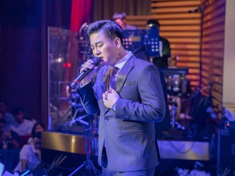 Loạt hành động giúp Hoài Lâm được fan hết lòng yêu - Ảnh 1. Hoài Lâm được khán giả yêu mến nồng nhiệt bằng những đêm nhạc "cháy vé"