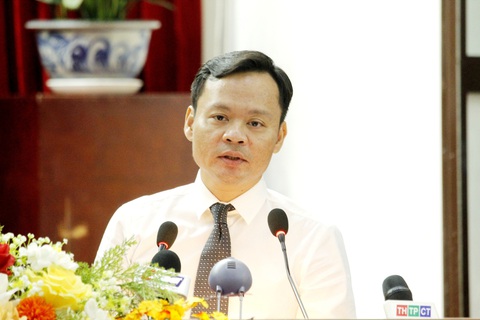 Giám đốc Sở Y tế Cần Thơ: 'Tải thủ tục đấu thầu mất cả ngày chưa xong' - Ảnh 1. Ông Hoàng Quốc Cường phát biểu tại phiên thảo luận HĐND TP Cần Thơ sáng 6-7 - Ảnh: DUNG NGUYỄN