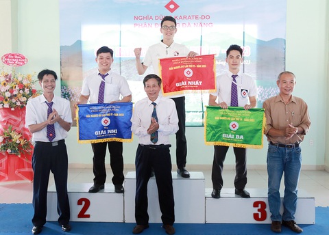 CLB Karate-do ĐH Duy Tân được 27 huy chương tại giải Nghĩa Dũng - Ảnh 1. Câu lạc bộ Karatedo ĐH Duy Tân giành giải nhất toàn đoàn