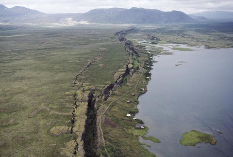 Trái đất rạn nứt có thể chia đôi châu Phi - Ảnh 1. Thung lũng Rift Đông Phi - Ảnh: NATIONAL GEOGRAPHIC