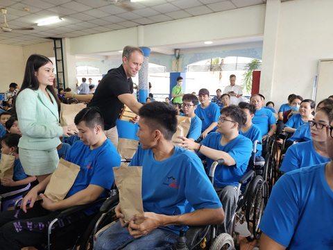 Ông Scott trao trái cây cho những người khuyết tật ở làng May Mắn - Ảnh: NGỌC ĐỨC Ông James trao trái cây cho những người khuyết tật ở Làng May Mắn - Ảnh: NGỌC ĐỨC