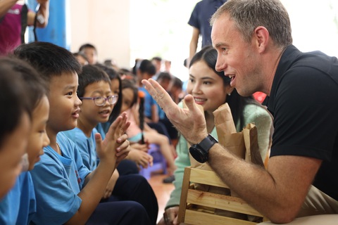 Ông Scott vui vẻ cười đùa cùng một em bé tại Làng May Mắn - Ảnh: LÀNG MAY MẮN Tổng lãnh sự New Zealand tại TP.HCM Scott James giao lưu cùng trẻ em tại Làng May Mắn - Ảnh: CẨM TIÊN
