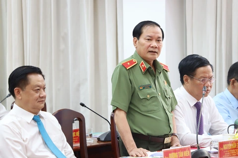 Thiếu tướng Nguyễn Văn Thuận: ‘Công an không bao giờ nhắn tin, gọi điện thoại mời dân làm việc’ - Ảnh 1. Thiếu tướng Nguyễn Văn Thuận trả lời chất vấn của đại biểu HĐND TP Cần Thơ chiều 6-7 - Ảnh: CHÍ QUỐC