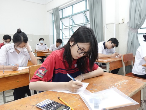 Tiến tới thi tốt nghiệp THPT: Địa phương tổ chức, trung ương giám sát - Ảnh 1. Thí sinh tham dự kỳ thi tốt nghiệp THPT 2023 tại điểm thi Trường THPT Lương Thế Vinh, Q.1, TP.HCM - Ảnh: NHƯ HÙNG