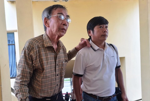 Nhà thơ Thanh Thảo nói 'bài thơ Con đường của bé không phải của tôi' - Ảnh 1. Nhà thơ Thanh Thảo (bên trái) - Ảnh: TRẦN MAI
