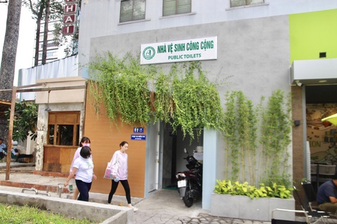 TP.HCM đề xuất xây dựng đề án cải thiện chất lượng nhà vệ sinh công cộng - Ảnh 1. Nhà vệ sinh công cộng tại công viên Phong Châu (quận 1) - Ảnh: LƯU DUYÊN