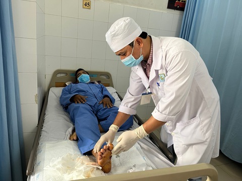 Nối thành công bàn chân đứt lìa sau va chạm với xe chở sắt - Ảnh 1. Bàn chân của nam thanh niên hồi phục sau phẫu thuật khâu nối - Ảnh: BV cung cấp