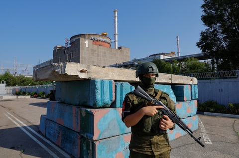 'Quả bom hạt nhân trên cạn' ở Ukraine - Ảnh 1. Lính Nga tại một điểm kiểm soát gần nhà máy điện hạt nhân Zaporizhzhia. Ảnh chụp ngày 15-6 vừa qua - Ảnh: REUTERS