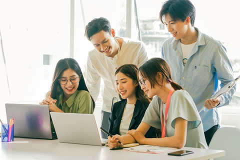 Gen Z trong hành trình tìm hướng đi đúng giữa thế giới xoay vần - Ảnh 1. Gen Z trong hành trình tìm hướng đi đúng giữa thế giới xoay vần - Ảnh 1.