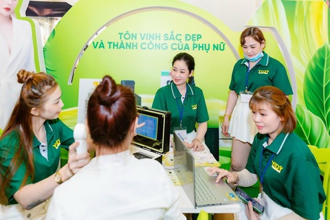Định hình giá trị thương hiệu từ những ngày đầu - Ảnh 3. Yody Phương Anh tư vấn khách hàng biện pháp chăm sóc da
