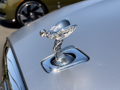 Các hãng tìm cách tăng tốc, riêng Rolls-Royce ngược dòng ‘ép’ xe điện chạy chậm lại - Ảnh 4. Rolls-Royce sẽ không vui nếu thấy biểu tượng chúc xuống đất - Ảnh: Ars Technica