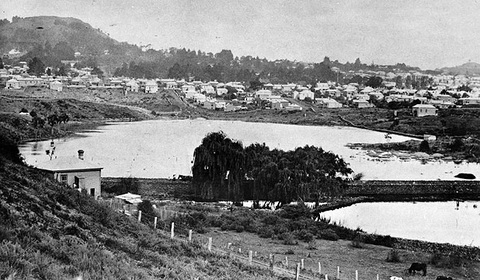 Sân Eden Park ngập lụt vào năm 1907 khi đó là sân thi đấu của đội cricket Kingsland - Ảnh: SIR GEORGE GREY Hình ảnh Eden Park ngập lụt vào năm 1907 khi đó là sân thi đấu của đội cricket Kingsland - Ảnh: SIR GEORGE GREY
