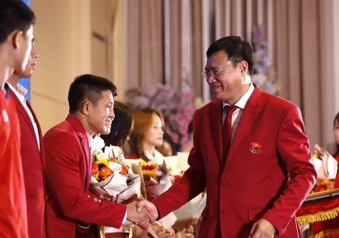 Tổng kết SEA Games 32: Thể thao Việt Nam không được ngủ quên trên chiến thắng - Ảnh 2. Ông Đặng Hà Việt chúc mừng các VĐV giành thành tích tại SEA Games 32 - Ảnh: QUÝ LƯỢNG