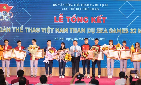 Tổng kết SEA Games 32: Thể thao Việt Nam không được ngủ quên trên chiến thắng - Ảnh 4. Các VĐV nhận bằng khen của Thủ tướng Chính phủ từ Bộ trưởng Nguyễn Văn Hùng - Ảnh: QUÝ LƯỢNG