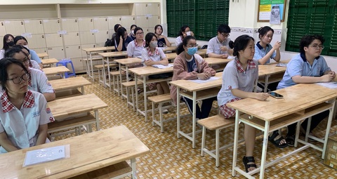 Vụ đề thi tốt nghiệp THPT: cách xứ lý của Bộ Giáo dục và Đào tạo chưa thấu tình đạt lý - Ảnh 1. Thí sinh tham dự kỳ thi tốt nghiệp THPT năm 2023 tại TP.HCM - Ảnh: TRẦN HUỲNH