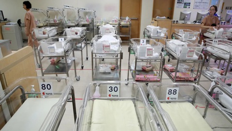 Đối mặt với áp lực về tài chính, giới trẻ trốn sinh con - Ảnh 2. Phòng sơ sinh "vắng khách" tại một bệnh viện ở thủ đô Seoul, Hàn Quốc từ những năm 2017 - Ảnh: CNN