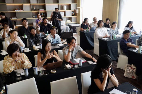 Buổi workshop quy tụ những nhà làm phim trẻ, bao gồm các học viên Việt Nam: Thy Trang, Mai Chi, Phạm Quốc Dũng, Nguyễn Thị Xuân Trang, Đàm Quang Trung, Đào Đức Thành, Trương Tiến HòaViệt Nam, Nguyễn Trung Nghĩa, La Ái Anh; và các học viên nước ngoài: Sun Jie-Heng (Đài Loan), Pom Bunsermvicha (Thái Lan), Danech San(Campuchia), Uisenma Borchu (Đức), Hao Zhao (Trung Quốc), Alvin Lee (Singapore)... - Ảnh: HỮU HẠNH Buổi workshop quy tụ những nhà làm phim trẻ, bao gồm các học viên Việt Nam: Thy Trang, Mai Chi, Phạm Quốc Dũng, Nguyễn Thị Xuân Trang, Đàm Quang Trung, Đào Đức Thành, Trương Tiến Hòa, Nguyễn Trung Nghĩa, La Ái Anh; và các học viên nước ngoài: Pom Bunsermvicha (Thái Lan), Danech San (Campuchia), Uisenma Borchu (Đức), Hao Zhao (Trung Quốc), Alvin Lee (Singapore)... - Ảnh: HỮU HẠNH