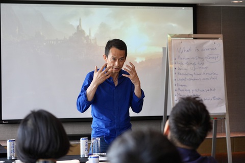 Nhiều đạo diễn tin rằng nên dựa vào bản năng khi làm phim, nhưng đạo diễn Trần Anh Hùng lưu ý rằng bản năng đó có thể được xây dựng và bồi đắp thông qua sự học hỏi nghiêm cẩn. Anh nói khi xem một bộ phim xong, anh thường ngồi xuống và viết ra tất cả những gì anh cảm thấy quan trọng trong bộ phim đó. Người đạo diễn cần tin rằng tất cả những gì mình viết ra đó sẽ ở lại với mình mãi mãi, vì những từ ngữ ấy sẽ góp phần xây dựng nên bản năng của nhà làm phim - Ảnh: HỮU HẠNH Nhiều đạo diễn tin rằng nên dựa vào bản năng, nhưng đạo diễn Trần Anh Hùng lưu ý rằng bản năng có thể được xây dựng và bồi đắp thông qua sự học hỏi nghiêm cẩn. Anh nói khi xem một bộ phim xong, anh thường ngồi xuống và viết ra tất cả những gì anh cảm thấy quan trọng trong bộ phim đó. Tất cả những gì mình viết sẽ ở lại với mình mãi mãi, góp phần xây dựng nên bản năng của nhà làm phim - Ảnh: HỮU HẠNH