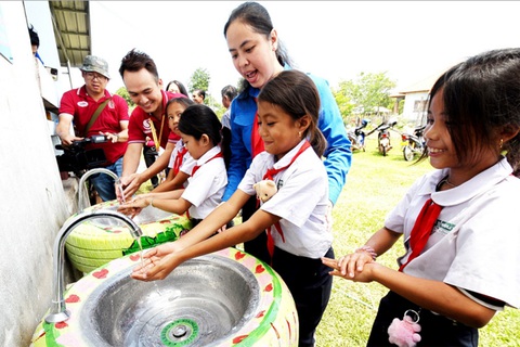 Dấu ấn tình nguyện Việt ở nước triệu voi - Ảnh 1. Phó bí thư Thành Đoàn TP.HCM Trịnh Thị Hiền Trân dự buổi trao tặng bồn rửa tay và hệ thống lọc nước cho trường học của Lào - Ảnh: NGUYỄN HƯNG