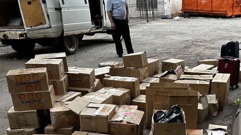 Nga trả lạihơn 110 triệu USD cho ông trùm Wagner - Ảnh 1. Những thùng các tông đựng tiền được tìm thấy khi cảnh sát Nga khám xét tòa nhà chính của lực lượng lính đánh thuê Wagner ở thành phố St. Petersburg hôm 24-6 - Ảnh: FONTANKA