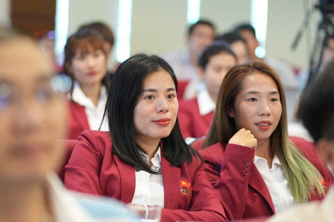 Quỹ hỗ trợ tài năng trẻ Việt Nam trao 350 triệu đồng cho Nguyễn Thị Oang và tuyển điền kinh - Ảnh 3. Bà mẹ một con Nguyễn Thị Huyền rạng rỡ tại buổi lễ - Ảnh: BTC