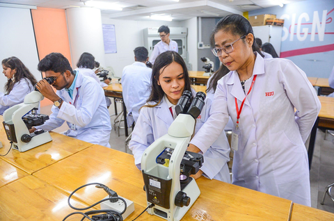 Đề án TP.HCM thành trung tâm quốc tế về giáo dục: Thu hút sinh viên quốc tế đến học tập - Ảnh 3. Trường ĐH Quốc tế Hồng Bàng thu hút sinh viên quốc tế đến học y khoa - Ảnh: QUANG ĐỊNH