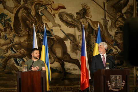Tổng thống Ukraine Volodymyr Zelensky (trái) và Tổng thống Cộng hòa Czech Petr Pavel trả lời họp báo tại Prague, CH Czech, ngày 6-7 - Ảnh: REUTERS Tổng thống Ukraine Volodymyr Zelensky (trái) và Tổng thống Cộng hòa Czech Petr Pavel trả lời họp báo tại Prague, Cộng hòa Czech, ngày 6-7 - Ảnh: REUTERS