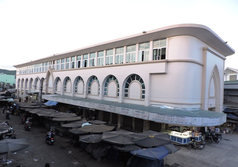 Hội Trí thức tỉnh Khánh Hòa kiến nghị giữ lại chợ Đầm tròn Nha Trang - Ảnh 2. Chợ Đầm mới (còn gọi chợ Đầm vuông) của Công ty CP Sông Đà Nha Trang xây ốp sát sau chợ Đầm tròn Nha Trang (Khánh Hòa) - Ảnh: PHAN SÔNG NGÂN