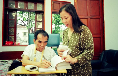 Đi rồi sao, Dạ ơi - Ảnh 1. Vợ chồng nhà văn Lâm Thị Mỹ Dạ và Hoàng Phủ Ngọc Tường, ảnh chụp tháng 10-1999 - Ảnh: NGUYỄN ĐÌNH TOÁN