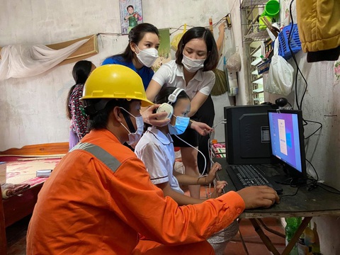 Việc áp dụng cơ cấu biểu giá bán lẻ điện cho các hộ tiêu dùng sinh hoạt từ 700kWh trở xuống khiến cho giá điện phải thanh toán không có nhiều thay đổi - Ảnh: X.TIẾN Việc áp dụng cơ cấu biểu giá bán lẻ điện cho các hộ tiêu dùng sinh hoạt từ 700kWh trở xuống khiến cho giá điện phải thanh toán không có nhiều thay đổi - Ảnh: X.TIẾN