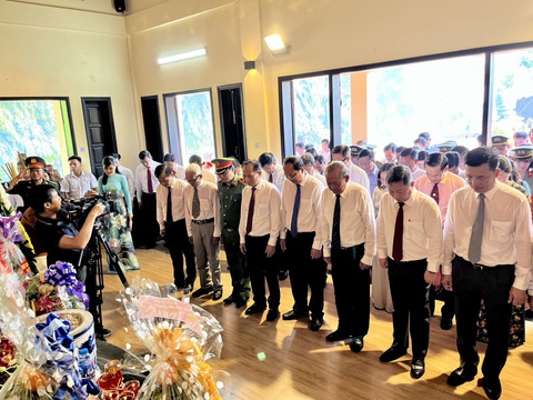 TP.HCM tổ chức lễ giỗ 32 dân công hỏa tuyến xã Vĩnh Lộc lần thứ 55 - Ảnh 1. Đoàn đại biểu TP.HCM thắp hương và dành phút mặc niệm cho các dân công hỏa tuyến tại lễ giỗ - Ảnh: T.H.