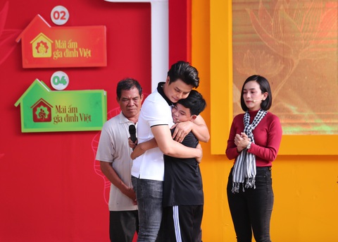 Võ Minh Lâm đồng cảm với hoàn cảnh của Thế Bảo trong Mái ấm gia đình Việt Võ Minh Lâm đồng cảm với hoàn cảnh của Thế Bảo trong Mái ấm gia đình Việt