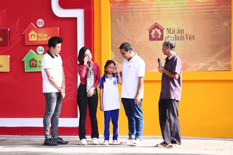 Nghệ sĩ cải lương Võ Minh Lâm trải lòng về tuổi thơ phải sống xa ba mẹ - Ảnh 2. Võ Minh Lâm hứa sẽ trợ cấp học phí cho Thái Uyên mỗi tháng đến khi tốt nghiệp cấp 3.