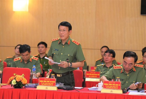 Không để sự việc tương tự vụ khủng bố ở Tây Nguyên xảy ra, dù khó khăn đến đâu - Ảnh 3. Thượng tướng Lương Tam Quang, thứ trưởng Bộ Công an, trình bày báo cáo tại hội nghị - Ảnh: Bộ Công an