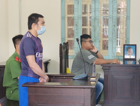 Thanh niên làm chết con của người tình chịu án 10 năm tù - Ảnh 1. Bị cáo tại phiên tòa - Ảnh: SƠN LÂM