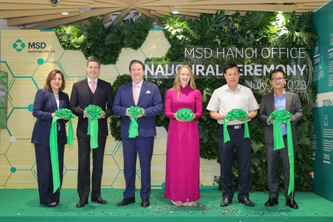 Thứ trưởng Bộ Y tế và Đại sứ Hoa Kỳ cắt băng khai trương văn phòng mới của MSD - Ảnh 1. Các đại biểu cắt băng khai trương văn phòng mới của MSD tại Hà Nội - Ảnh: MSD Việt Nam