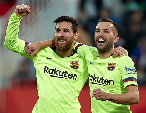 Vợ chồng Lionel Messi tận hưởng kỳ nghỉ trên biển Caribbean - Ảnh 3. Lionel Messi (trái) sắp tái ngộ Jordi Alba - Ảnh: GETTY IMAGES