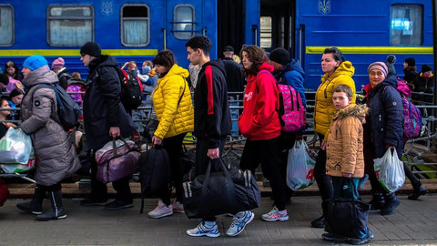 Hàng triệu người chạy trốn kinh tế Ukraine sẽ ra sao sau chiến sự? - Ảnh 1. Những người tị nạn Ukraine tìm đường rời khỏi ga tàu Lviv ngày 24-3-2022 - Ảnh: GETTY IMAGES