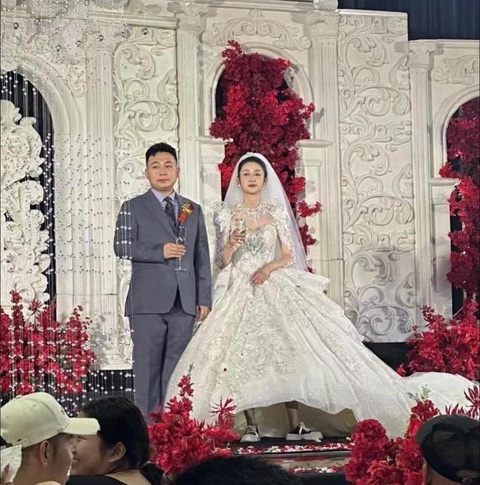 Ảnh vui 7-7: Đang tính mở tiệm bánh kem thì nên suy nghĩ lại! - Ảnh 3. Đứa bán váy bảo: "Đảm bảo dài quết đất".