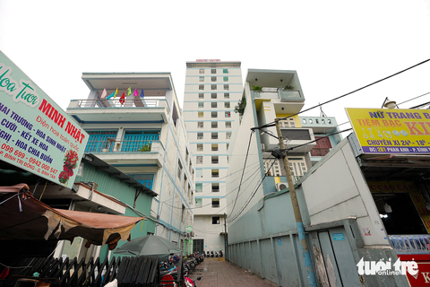 Chậm cấp sổ hồng chung cư: Không xử nghiêm càng chây ì - Ảnh 2. Chung cư Nguyễn Quyền (quận Bình Tân) vi phạm phòng cháy chữa cháy và còn tồn tại rất nhiều vi phạm, dân đã vào ở đến nay vẫn chưa được nghiệm thu hoàn thành công trình - Ảnh: HỮU HẠNH