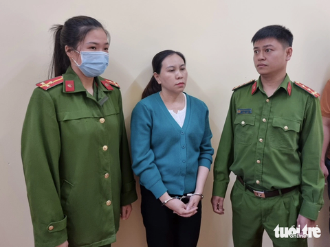 Kế toán chi cục thi hành án bị bắt vì lừa đảo nhiều tỉ đồng - Ảnh 1. Công an tỉnh Lâm Đồng đã bắt giữ Trần Thị Phương Trang (41 tuổi, ngụ thị trấn Liên Nghĩa, huyện Đức Trọng) - Ảnh: Công an cung cấp