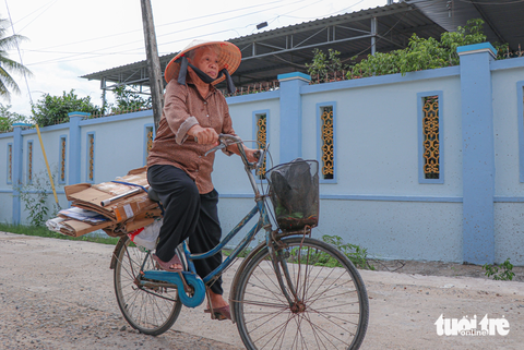 Dù tuổi đã cao nhưng hằng ngày bà Trần Thị Chích vẫn đạp chiếc xe cà tàng đi lượm ve chai để bán giúp đỡ những hoàn cảnh khó khăn - Ảnh: DUY NGỌC Dù tuổi đã cao nhưng hằng ngày cụ Trần Thị Chích vẫn đạp chiếc xe cà tàng đi lượm ve chai để bán giúp đỡ những hoàn cảnh khó khăn - Ảnh: DUY NGỌC