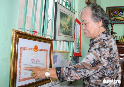 Năm 2016 bà Chích vinh dự được Thủ tướng Nguyễn Xuân Phúc tặng bằng khen. Đây là niềm động viên để bà tiếp tục gắn bó với việc thiện nguyện vì người nghèo - Ảnh: DUY NGỌC Năm 2016, bà Chích vinh dự được Thủ tướng tặng bằng khen về thành tích xuất sắc trong học tập và làm theo tư tưởng, đạo đức Hồ Chí Minh - Ảnh: DUY NGỌC