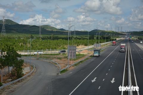 Thông xe các nút giao còn lại cao tốc Phan Thiết - Dầu Giây - Ảnh 1. Xe cộ rẽ vào đường nhánh thuộc nút giao cao tốc Phan Thiết - Dầu Giây với quốc lộ 55 ở huyện Hàm Tân, Bình Thuận - Ảnh: ĐỨC TRONG