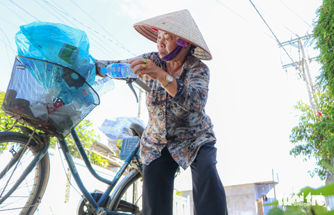 Ở tuổi 80 nhiều cụ đã nghỉ ngơi, nghỉ ngơi, hưởng trọn niềm vui quây quần bên con cháu, gia đình. Nhưng bà Chích lại lựa chọn làm việc để giúp đỡ các hoàn cảnh khó khăn - Ảnh: DUY NGỌC Bà Chích đạp xe đi các con đường trong thị trấn nhặt ve chai - Ảnh: DUY NGỌC