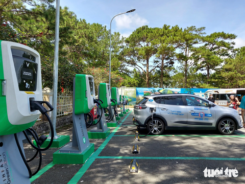 Trạm sạc xe điện sẽ có giá bán điện cao nhất gần 4.000 đồng/kWh - Ảnh 1. Bổ sung quy định về cơ cấu biểu giá bán lẻ điện cho trạm sạc xe điện. Trong ảnh: một trạm sạc xe điện tại Đà Lạt - Ảnh: N.AN