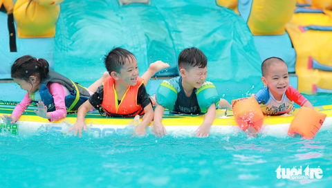 Nghệ An dành hơn 23 tỉ đồng làm bể bơi cho trẻ em - Ảnh 3. Học sinh học bơi tại một cơ sở giáo dục ở Nghệ An - Ảnh: DOÃN HÒA